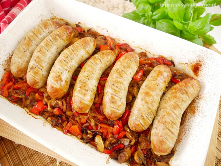 Biała kiełbasa z piekarnika – przepis na kiełbasę z pieczarkami i papryką