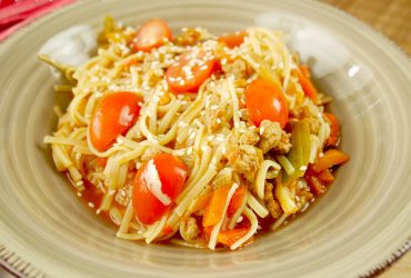 Makaron z mięsem mielonym po chińsku – błyskawiczne danie na obiad