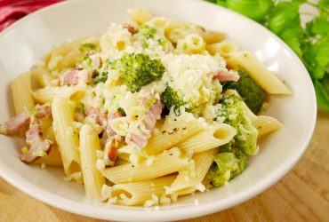 Makaron z boczkiem i brokułem – szybki pomysł na pyszny obiad