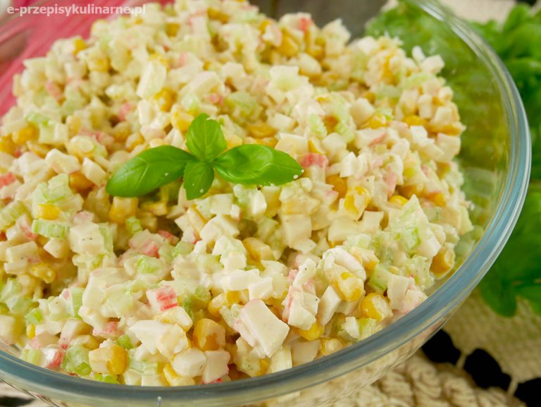 Sałatka z selerem naciowym i surimi – tylko 4 składniki i sos