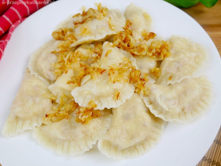 Pierogi swojskie z pysznym farszem – ruskie się przy nich chowają!