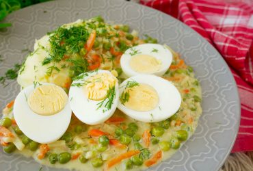 Jajka w potrawce – prosty i tani przepis na obiad