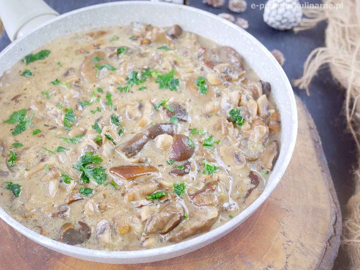 Sos pieczarkowy z grzybami leśnymi – idealny do mięs, makaronu czy kopytek