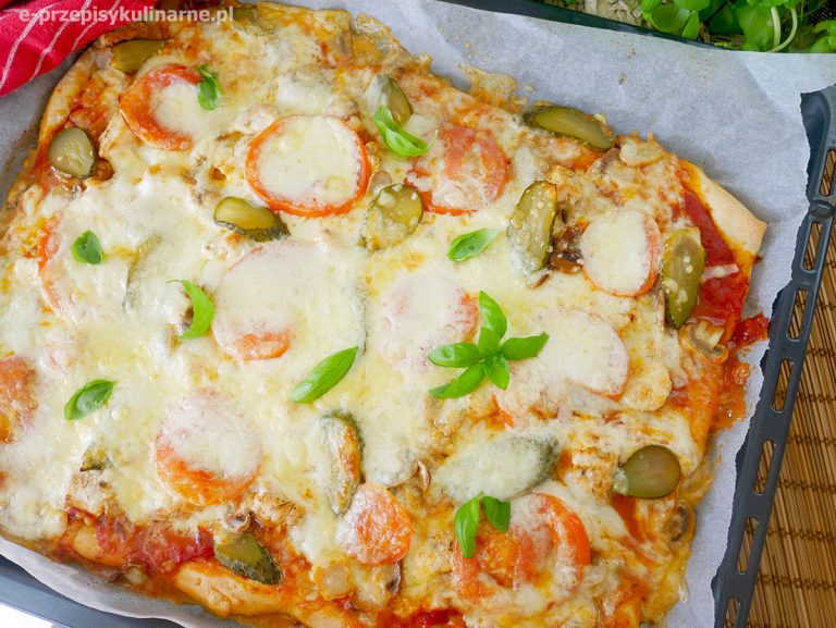 Pizza z kurczakiem na dużą blachę – przepis do zrobienia w domu