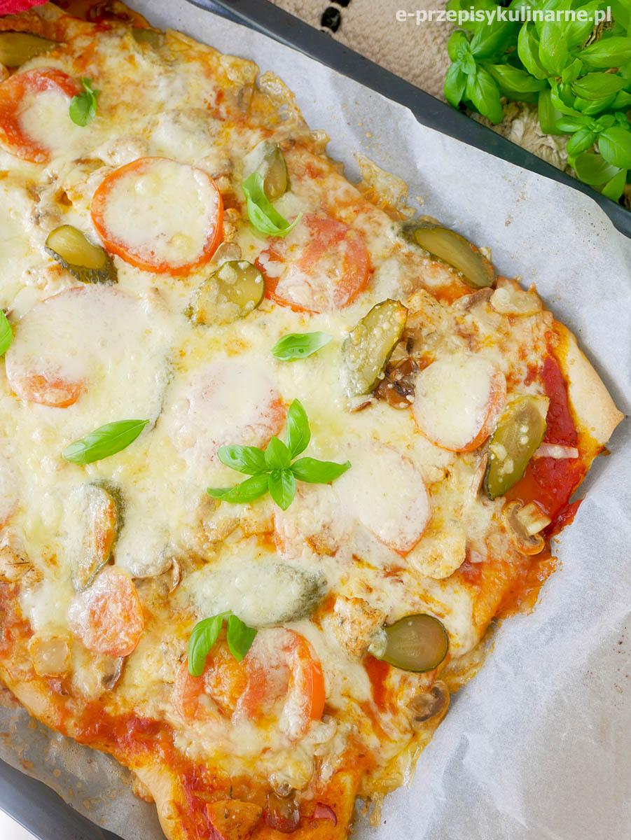 Pizza z kurczakiem na dużą blachę – przepis do zrobienia w domu