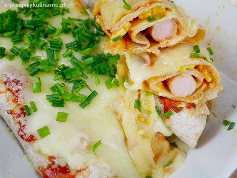 Zapiekane tortille z parówką – szybkie przekąski w 5 minut