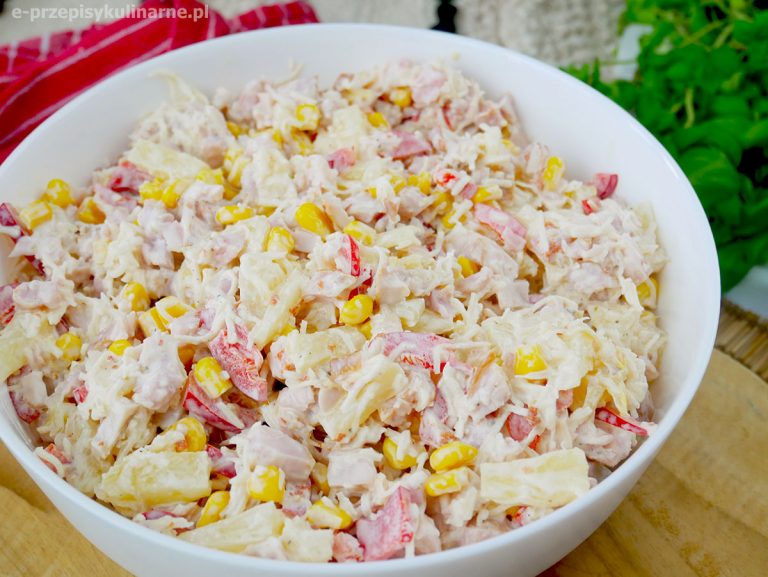 Sałatka z makaronem ryżowym i surimi – pyszna, lekka i kolorowa