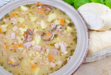 Grochówka na wędzące – pyszny przepis na domową zupę