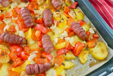 Kiełbasa pieczona z warzywami – tani przepis na obiad dla każdego