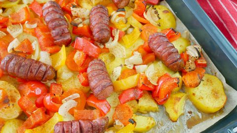 Kiełbasa pieczona z warzywami – tani przepis na obiad dla każdego