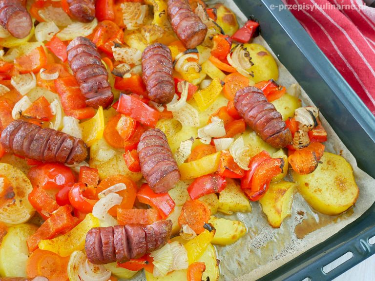 Kiełbasa pieczona z warzywami – tani przepis na obiad dla każdego