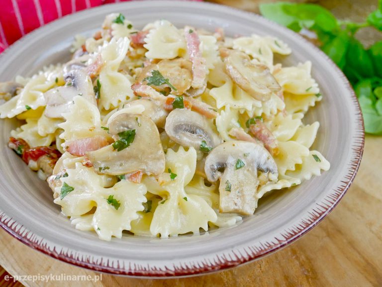 Makaron z boczkiem i pieczarkami – szybki i przepyszny obiad
