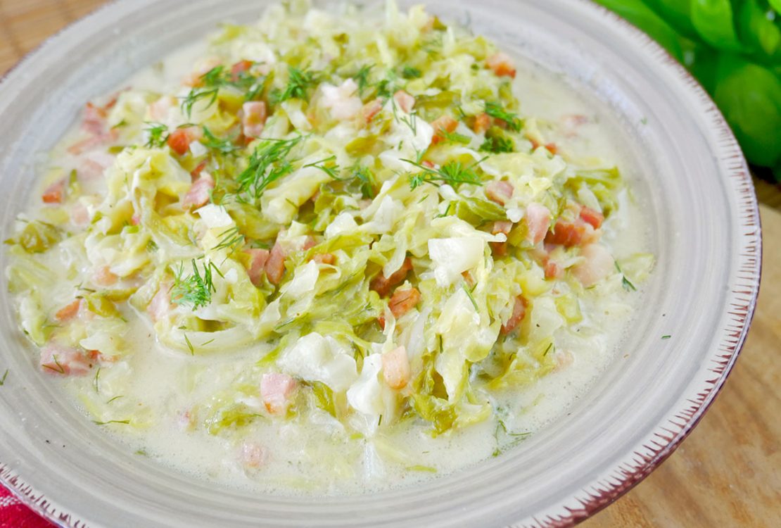 Młoda kapusta z boczkiem – prosty i pyszny przepis