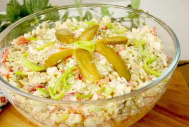 Sałatka Morska Bryza z surimi i świeżymi warzywami