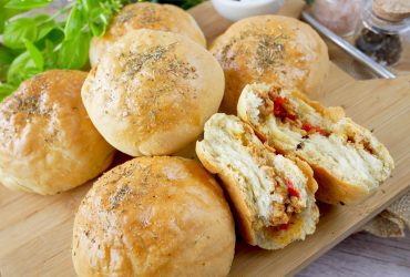 Burgery w Cieście Drożdżowym – domowe bułki z mięsnym farszem