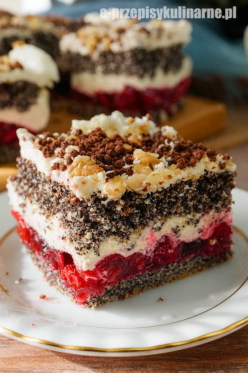 Ciasto Makowa Pokusa z wiśniami i kremem śmietankowym – warstwowe ciasto makowe z galaretką wiśniową i delikatnym kremem.
