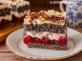 Porcja Ciasta Makowa Pokusa – warstwowe ciasto makowe z wiśniami w galaretce i lekkim kremem śmietankowym.