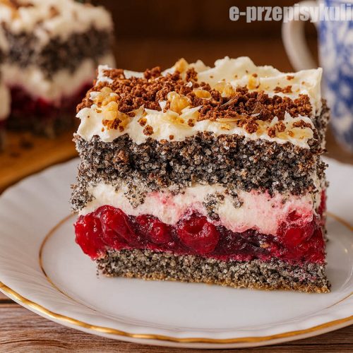 Porcja Ciasta Makowa Pokusa – warstwowe ciasto makowe z wiśniami w galaretce i lekkim kremem śmietankowym.