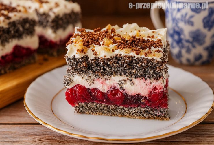 Porcja Ciasta Makowa Pokusa – warstwowe ciasto makowe z wiśniami w galaretce i lekkim kremem śmietankowym.