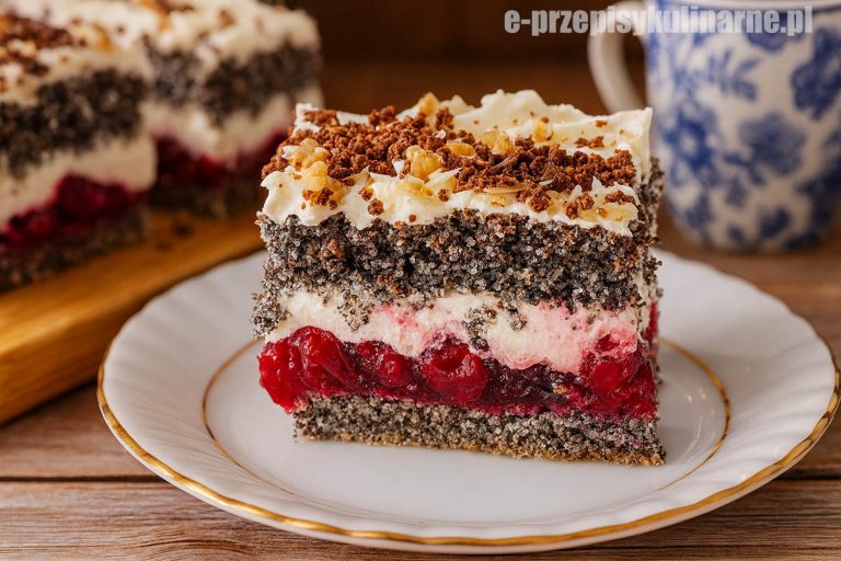 Porcja Ciasta Makowa Pokusa – warstwowe ciasto makowe z wiśniami w galaretce i lekkim kremem śmietankowym.
