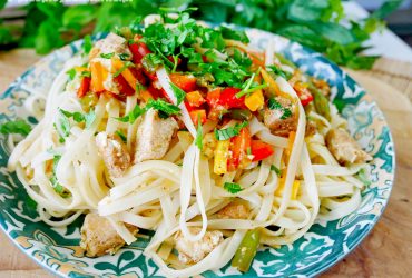 Szybki makaron chow mein z kurczakiem i warzywami – obiad w 25 minut