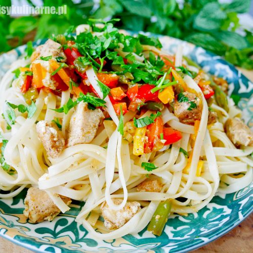 Szybki makaron chow mein z kurczakiem i warzywami – obiad w 25 minut