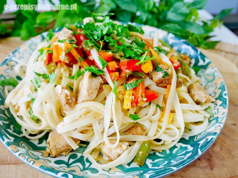 Szybki makaron chow mein z kurczakiem i warzywami – obiad w 25 minut