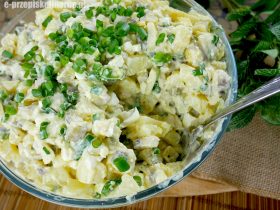 Sałatka śledziowa po chłopsku w misce z ziemniakami, jajkiem i ogórkiem