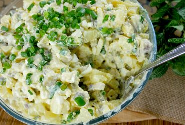 Sałatka śledziowa po chłopsku w misce z ziemniakami, jajkiem i ogórkiem