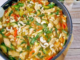 Curry z kurczakiem i szpinakiem – szybkie, aromatyczne i idealne na obiad