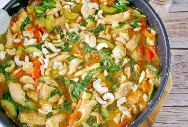 Curry z kurczakiem i szpinakiem – szybkie, aromatyczne i idealne na obiad