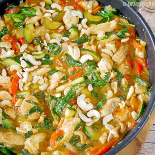 Curry z kurczakiem i szpinakiem – szybkie, aromatyczne i idealne na obiad