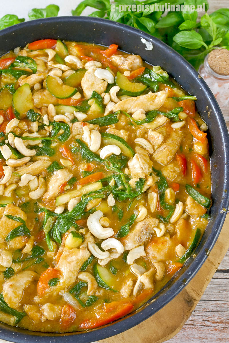 Curry z kurczakiem i szpinakiem – szybkie, aromatyczne i idealne na obiad