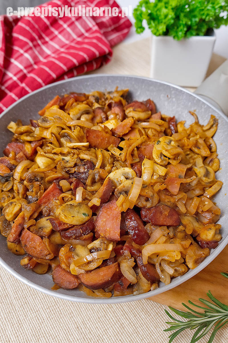 Swojska patelnia z kiełbasą i pieczarkami – prosty przepis na szybki i pyszny obiad