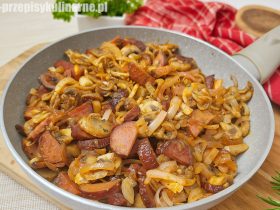 Swojska patelnia z kiełbasą i pieczarkami – prosty przepis na szybki i pyszny obiad