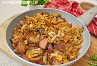 Swojska patelnia z kiełbasą i pieczarkami – prosty przepis na szybki i pyszny obiad