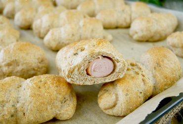 Bułki z parówką – miękkie, domowe i idealne na szybką przekąskę