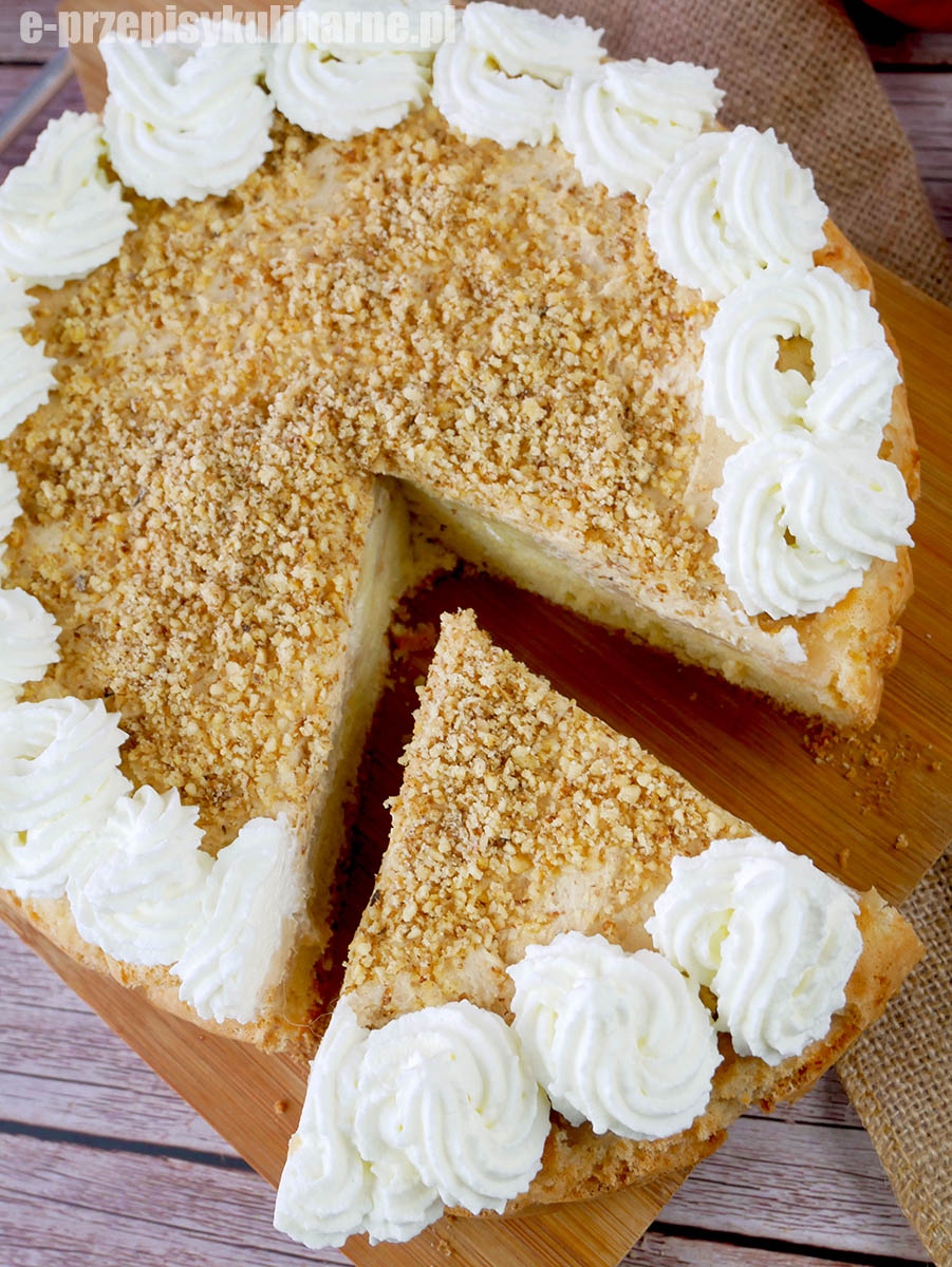 Złota Jabłonka – biszkopt z jabłkami na talerzu z kremem orzechowym