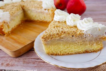 Złota Jabłonka – biszkopt z jabłkami na talerzu z kremem orzechowym