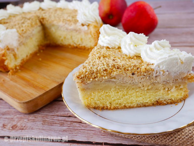 Złota Jabłonka – biszkopt z jabłkami na talerzu z kremem orzechowym