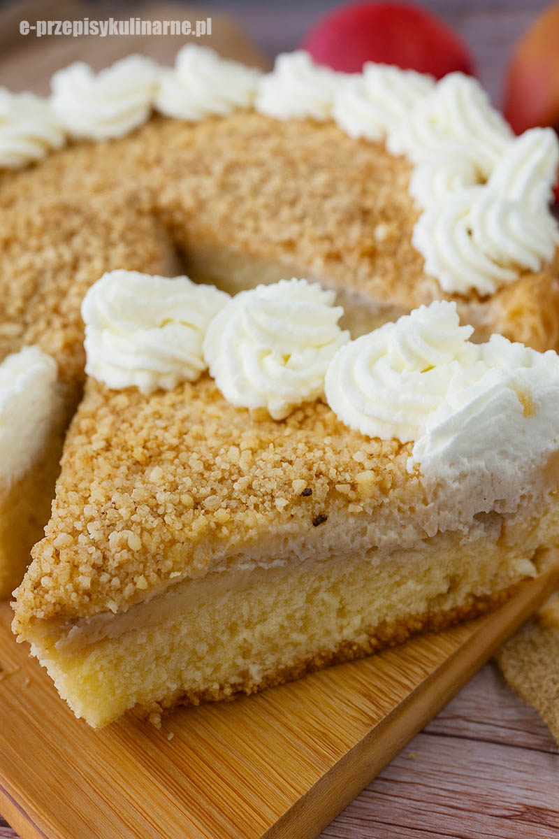 Złota Jabłonka – biszkopt z jabłkami na talerzu z kremem orzechowym