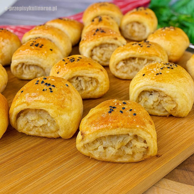 Kapuśniaczki drożdżowe z kapustą – idealne do barszczu