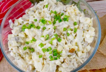 Sałatka tatarska ze śledziem – wyrazista i bardzo smaczna