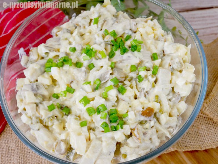 Sałatka tatarska ze śledziem – wyrazista i bardzo smaczna