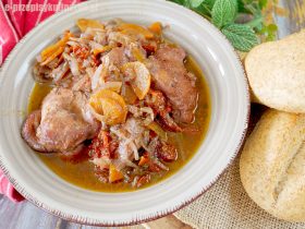 Indyk duszony w czerwonym winie – aromatyczny i bardzo smaczny obiad