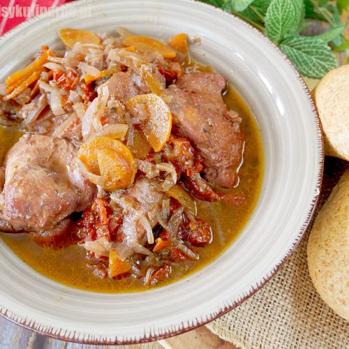 Indyk duszony w czerwonym winie – aromatyczny i bardzo smaczny obiad