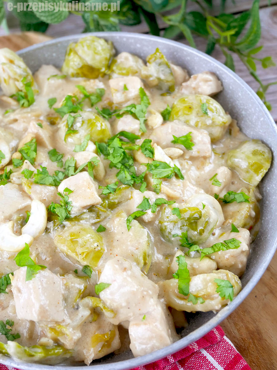 Kurczak z brukselką w kremowym sosie – szybki obiad z patelni