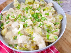 Kurczak z brukselką w kremowym sosie – szybki obiad z patelni