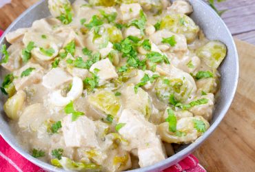 Kurczak z brukselką w kremowym sosie – szybki obiad z patelni