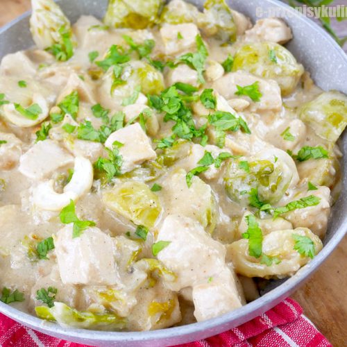 Kurczak z brukselką w kremowym sosie – szybki obiad z patelni